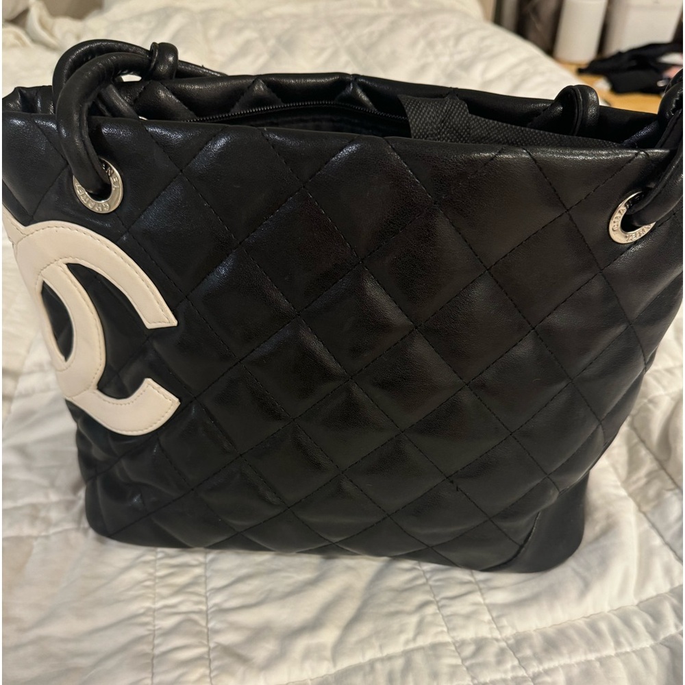 Authentic Chanel Vintage Quilted Logo Medium Tote in black leather - Picture 2 of 7